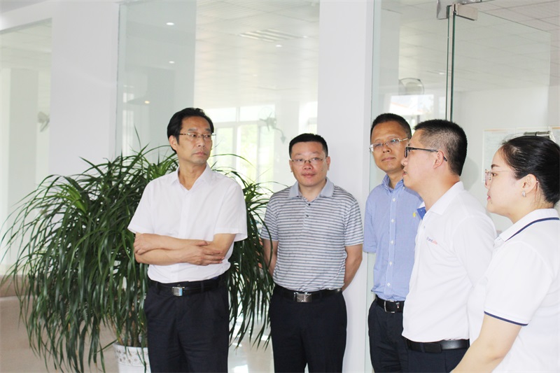 热烈接待黄荆国、李文副市长一行来我公司视察指导事情